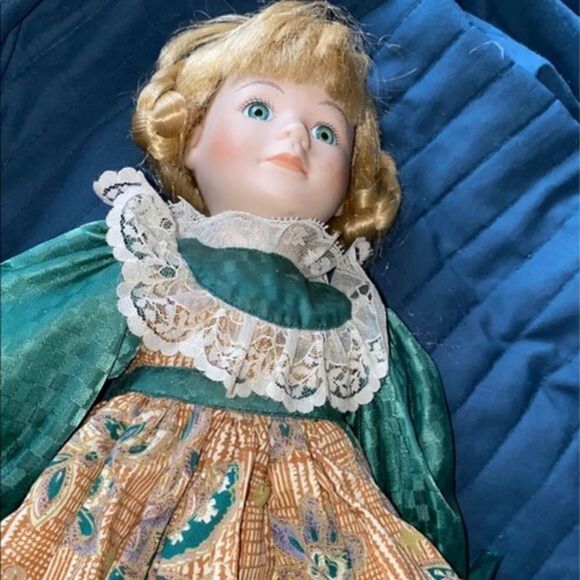Porcelain Victorian Doll with green and brown dress, including shoes - Picture 4 of 10